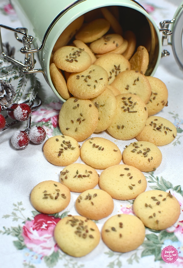 Kekse und Weihnachtsbäckerei: Anisbusserl