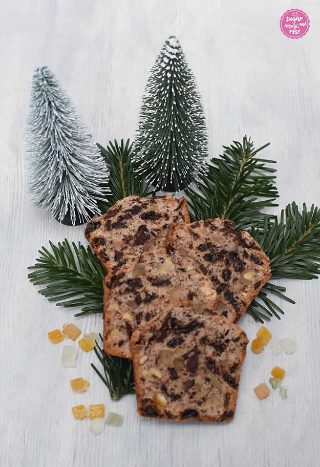 Kekse und Weihnachtsbäckerei: Bischofsbrot aufgeschnitten
