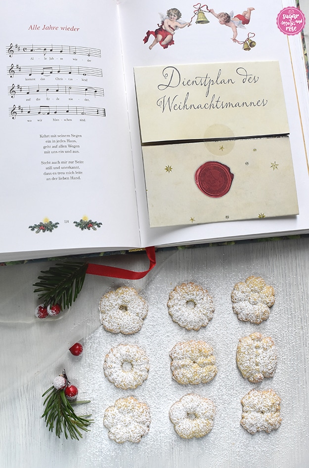 Kekse und Weihnachtsbäckerei: gewöhnliche Kekse aus der Presse