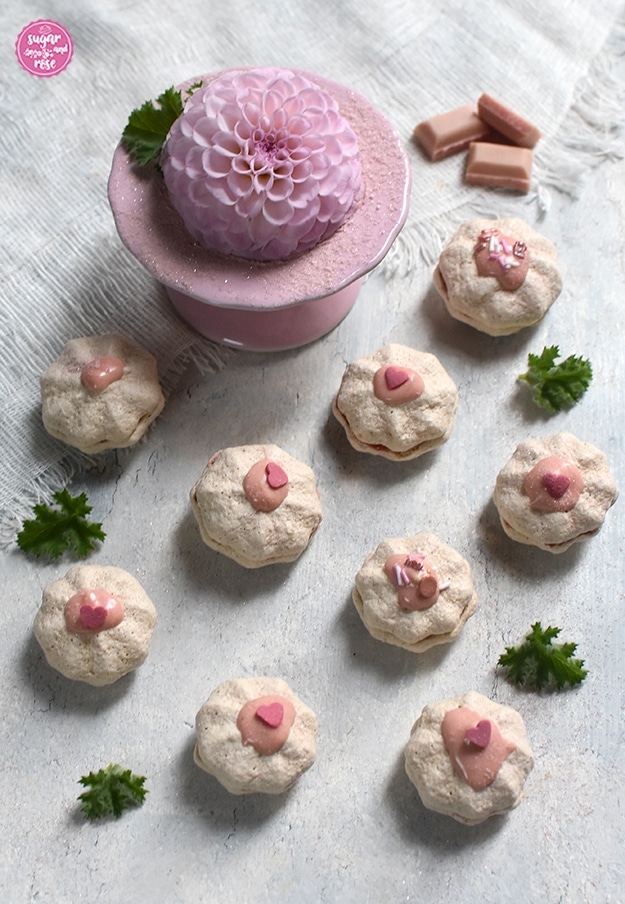 Kekse und Weihnachtsbäckerei: Erdbeer-Nussmakronen