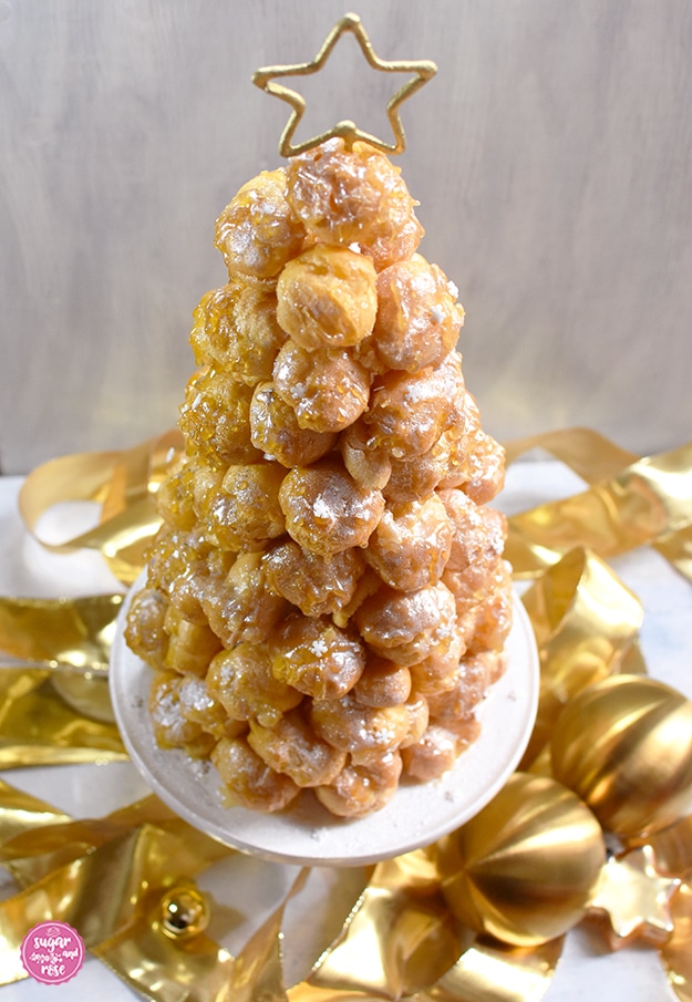 Baumförmig aufgeschichtete Brandteigkrapfen mit Karamell