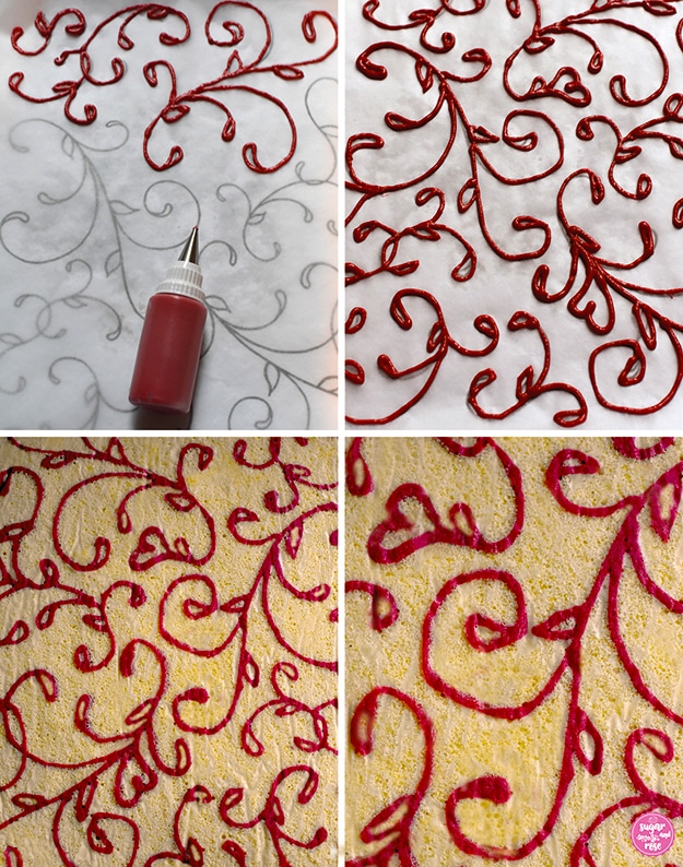 Viererbildkombi: oben die Rankenvorlage am Backblech, links mit einer kleinen Dressierflasche mit roter Farbe, rechts die bereits aufgespritzten roten Ranken; darunter das noch ungerollte Biskuit mit den roten Ranken, daneben nochmals das Motiv in Großaufnahme