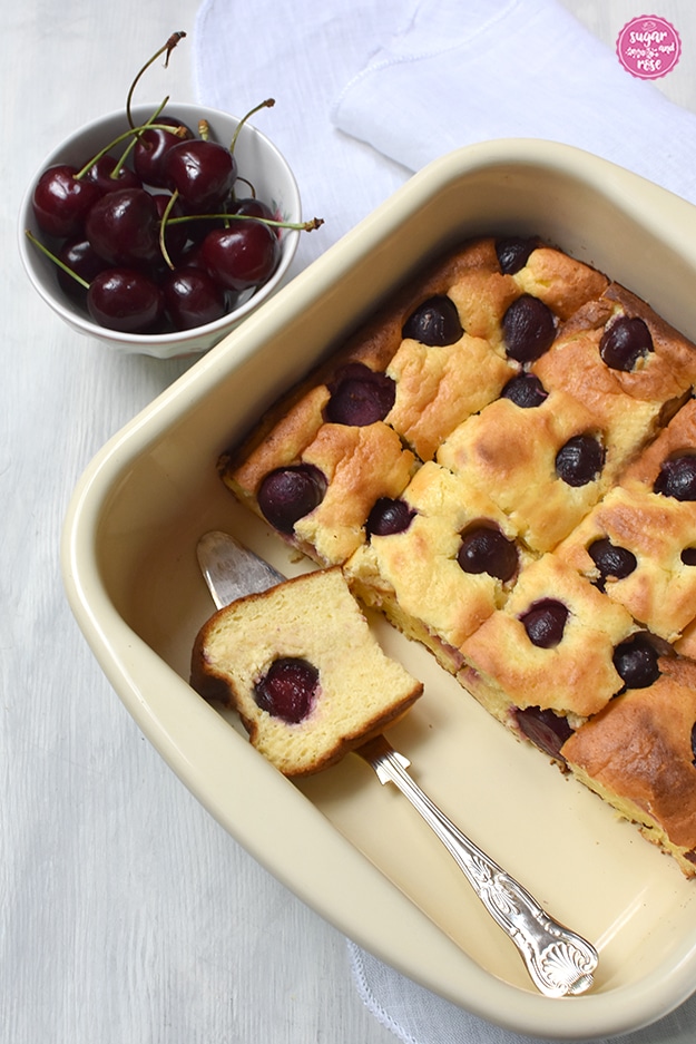Topfenkuchen mit Kirschen in Quadrate geschnitten in Emaillewanne