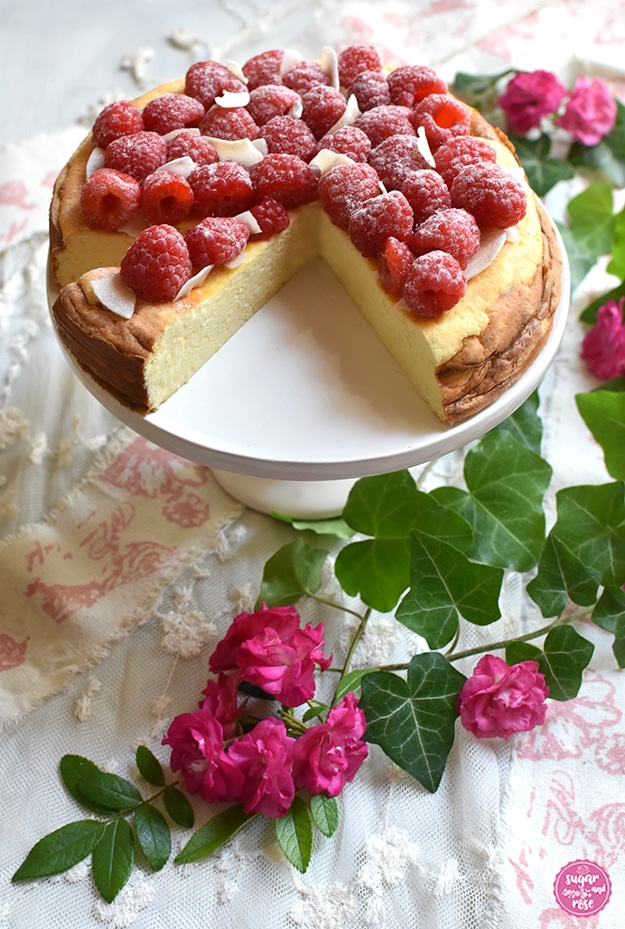 Topfen-Kokos-Kuchen mit Himbeeren und Kokoschips
