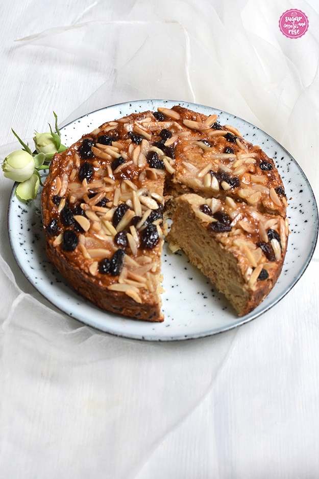 Kalorienarme Naschereien: Mandel-Apfel-Kuchen angeschnitten