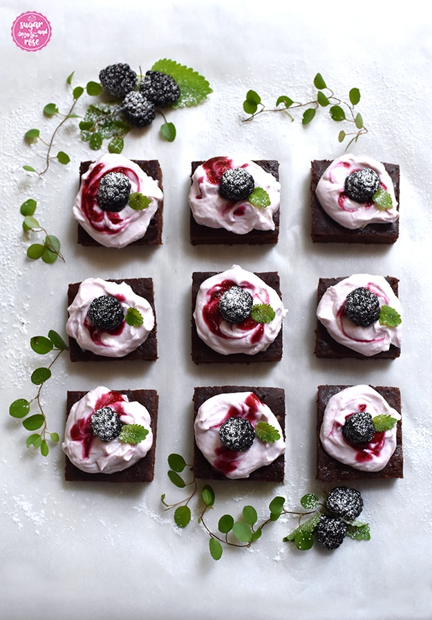 Neun Stück Brombeer-Brownies