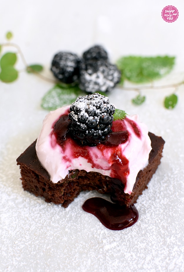 Kalorienarme Naschereien: Brombeer-Brownies