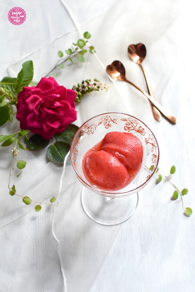Erdbeersorbet in Schale