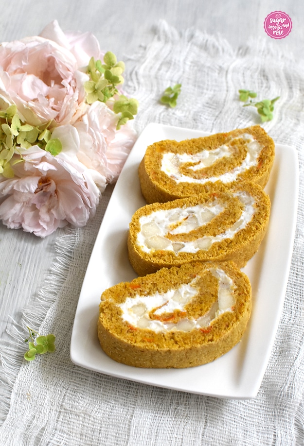 Kürbisroulade mit Birnenfüllung aufgeschnitten präsentiert