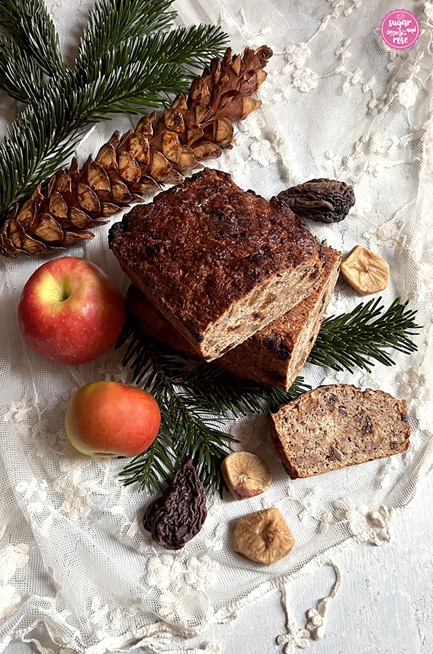 Weihnachtliches Apfelbrot aufgeschnitten