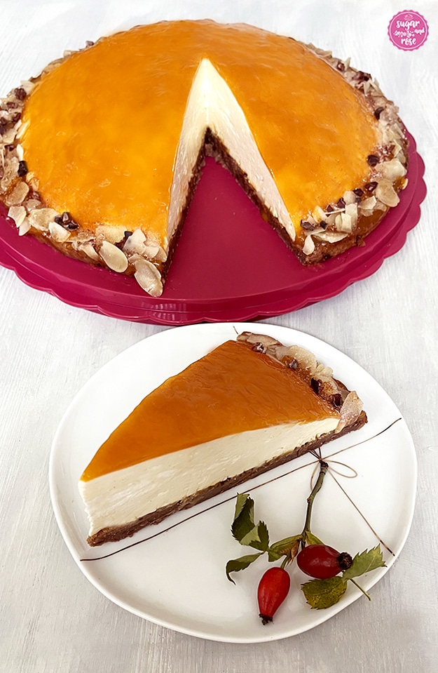 Kupelförmige Sanddorntorte, angeschnitten