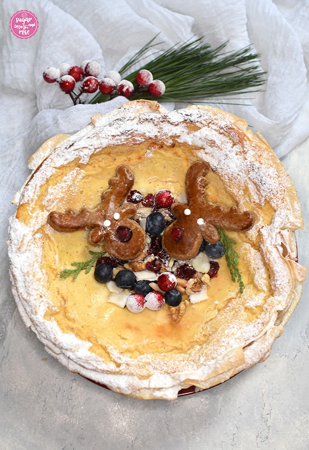 Spekulatius-Cheesecake mit Rentier-Lebkuchen und Beerendeko
