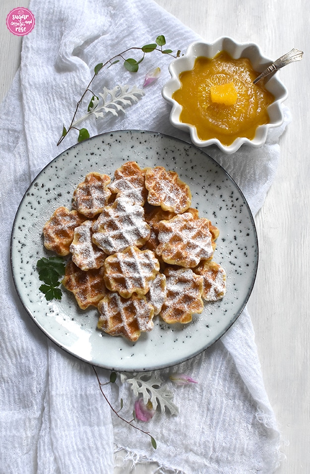 Kleine runde Waffeln mit einer Schale Mango-Apfelmark