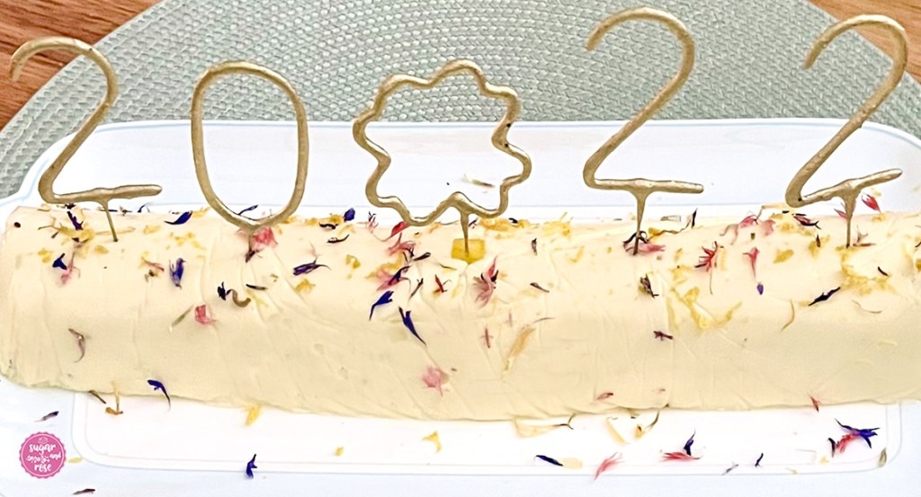 Längliche Limetten-Terrine mit Spritzkerzen aus Zahlen, die die Jahreszahl 2022 ergeben