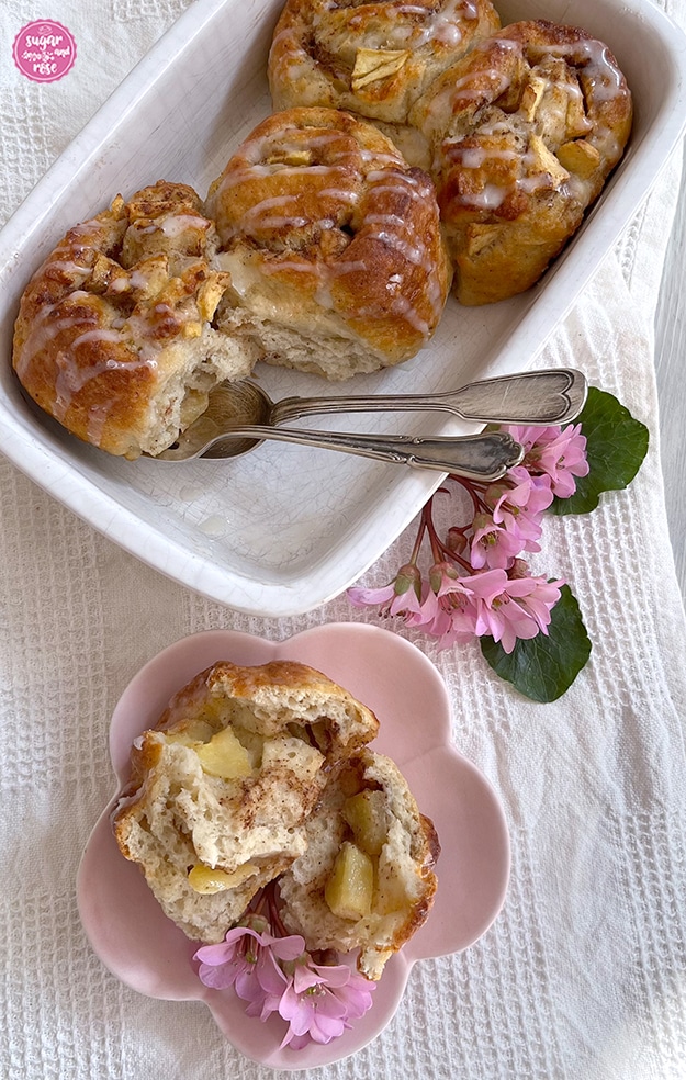 Apfel-Zimt-Schnecken auseinander gebrochen