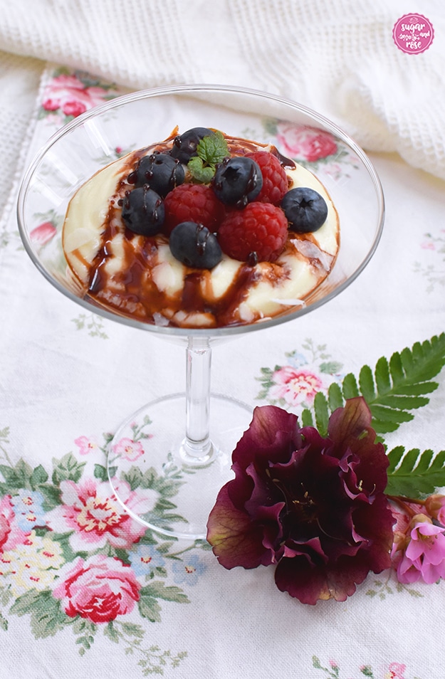 Sektschale mit Zaubergrieß und Beeren