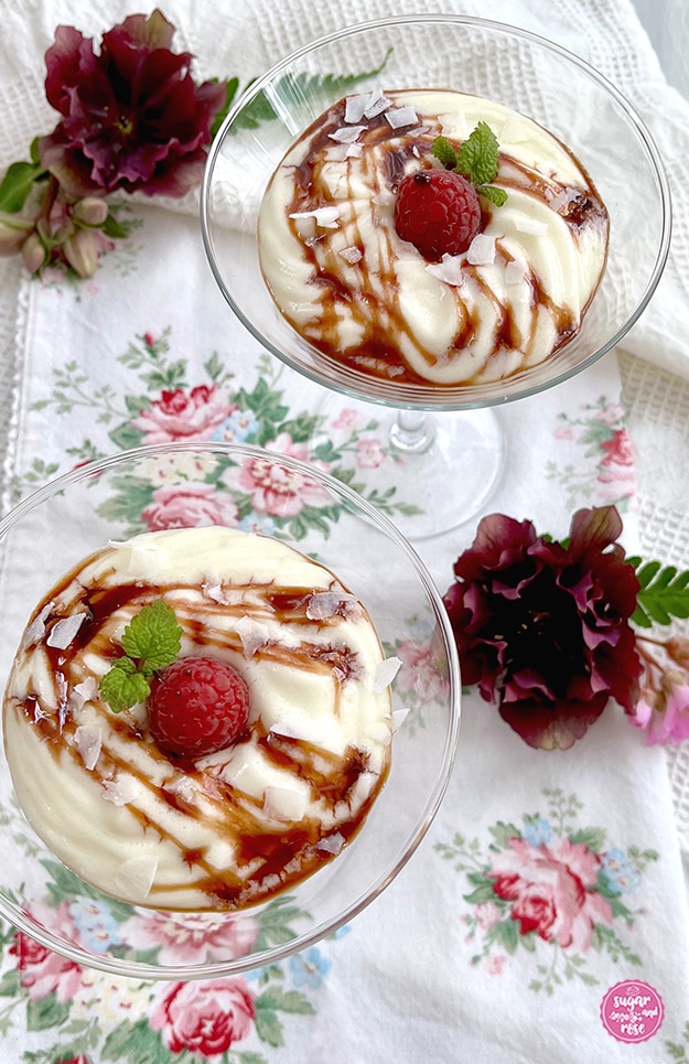 Grießzauber in zwei Gläsern mit Dattelsirup