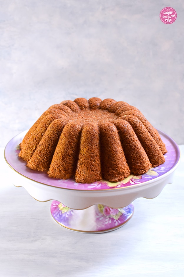 Karottenkuchen natur ohne Glasur auf einer floralen Etagere mit Fuß