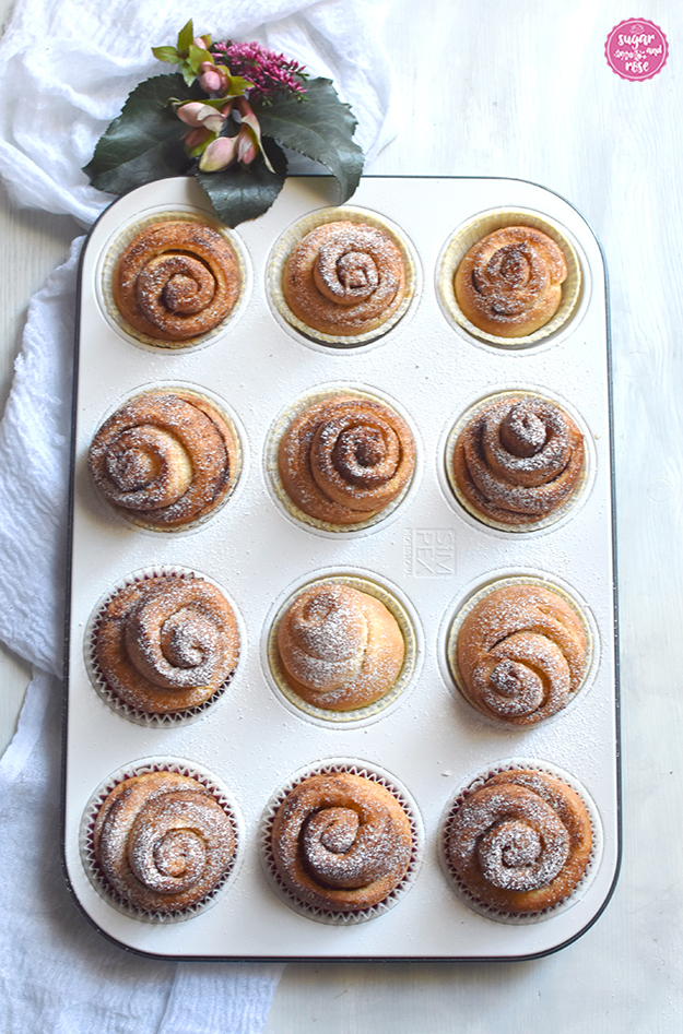 Zwölf Zimtschnecken in Muffinblech