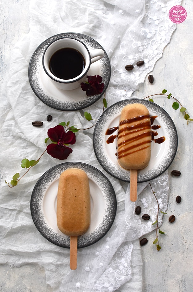 Zwei Lutscher Kaffee-Eis
