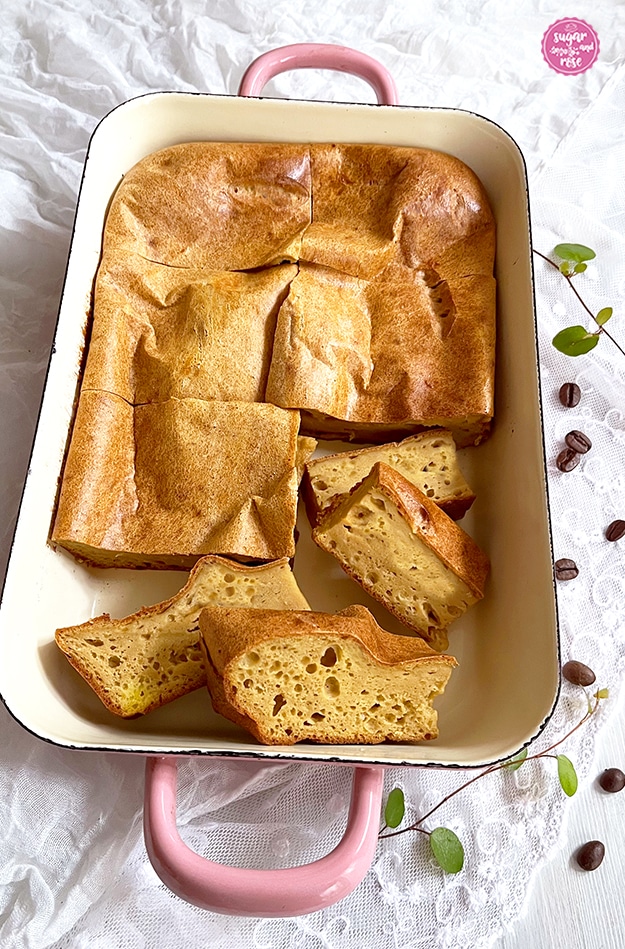 Kaffee-Topfengrießkuchen in rosa Riess-Emaille-Pfanne mit Griffen