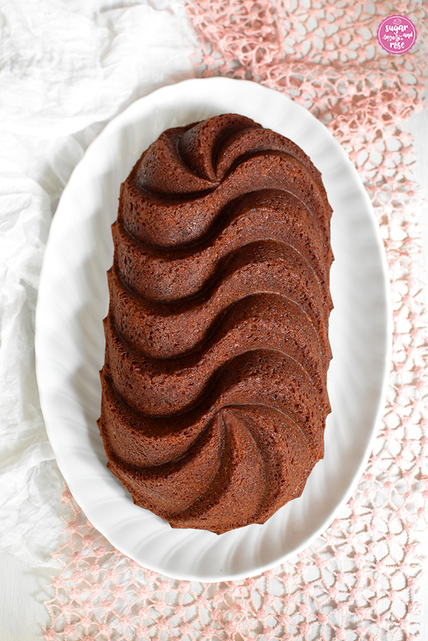 Maroni-Gewürzkuchen frisch aus der Heritage-Backform ohne Zucker auf ovaler weißer Keramikplatte