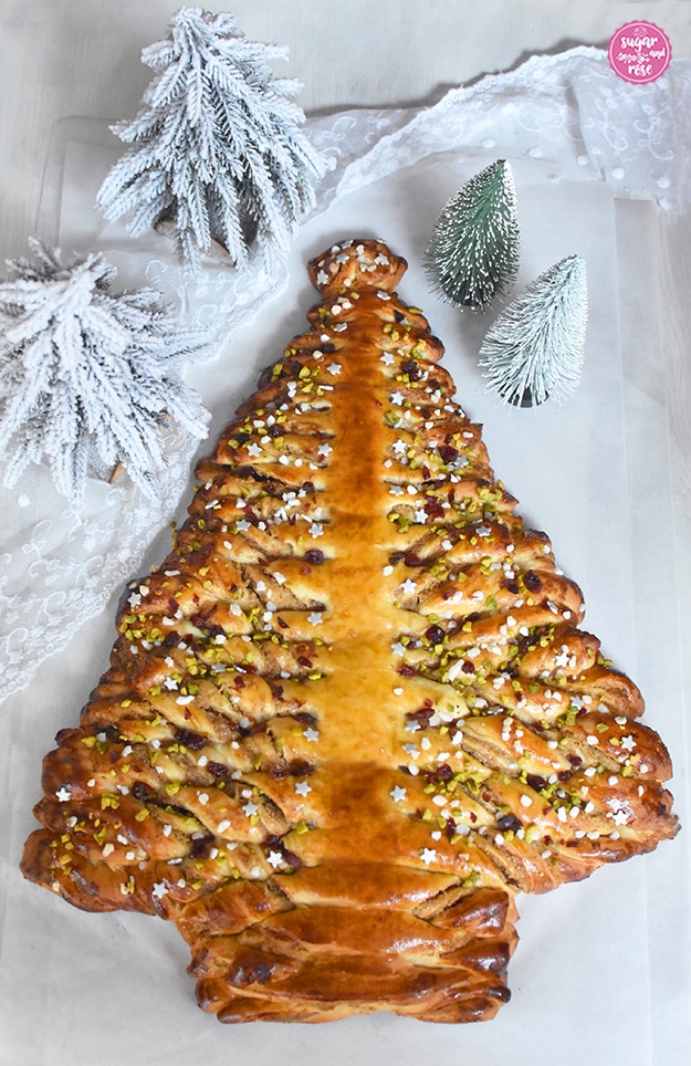 Hefe-Weihnachtsbaum mit gedrehten Zweigen, dekoriert mit grünen Pistazien, roten Cranberrys, weißem Hagelzucker und kleine silbernen Zuckersternchen