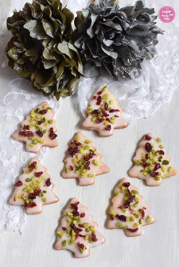 Kekse und Weihnachtsbäckerei: Mürbteigbäumchen mit Pistazien und Cranberrys