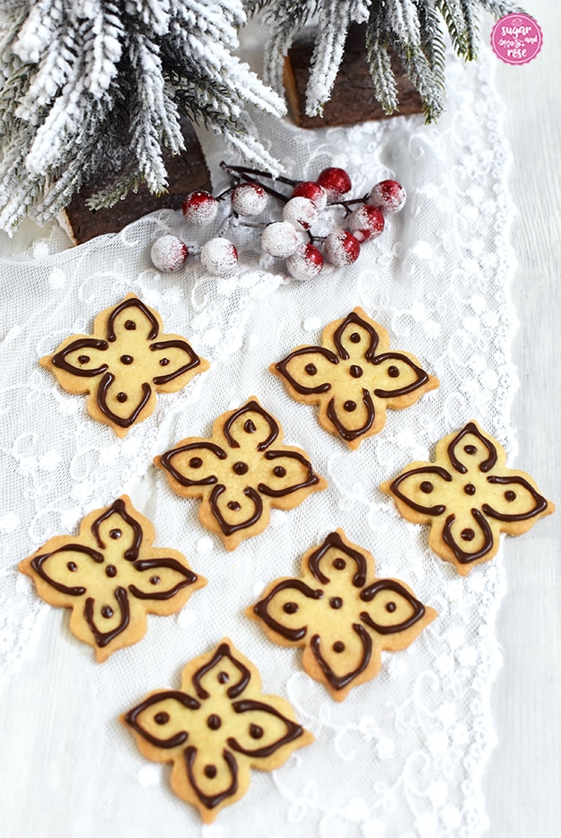 Kekse und Weihnachtsbäckerei: Mürbteigkekse mit Schokoglasur
