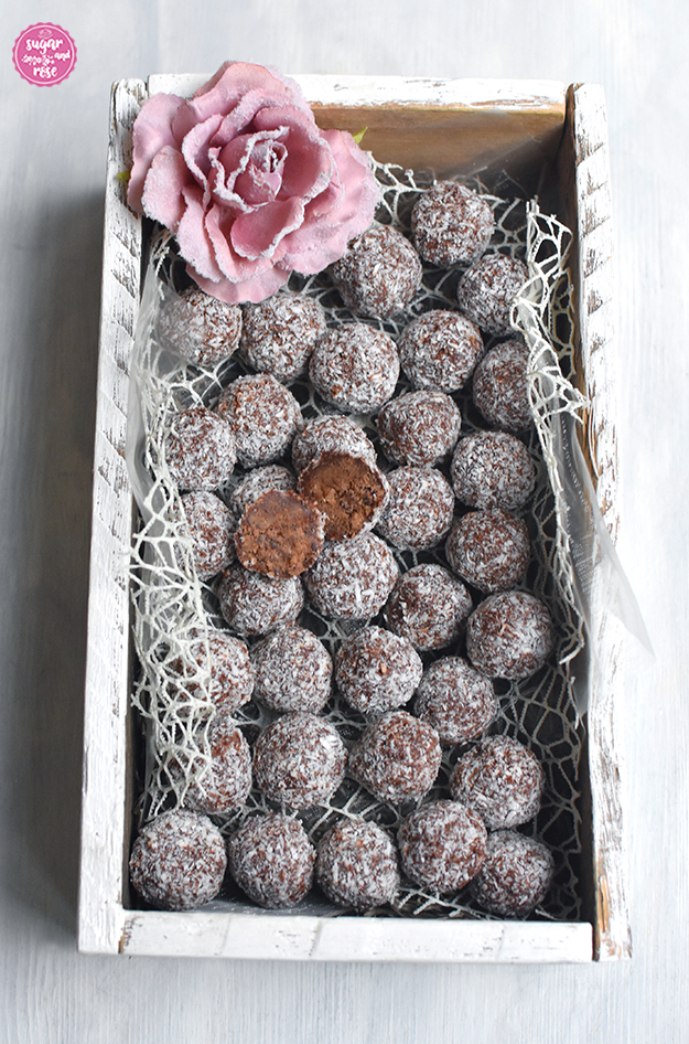 Kekse und Weihnachtsbäckerei: Rumkugeln mit Kokos