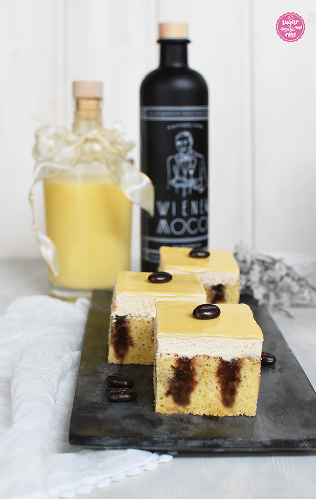 Drei Mokka Poke Cake Würfel hintereinander. Man sieht schön, wie der Kaffee im hellen Rührkuchen dunkle Streifen zieht.