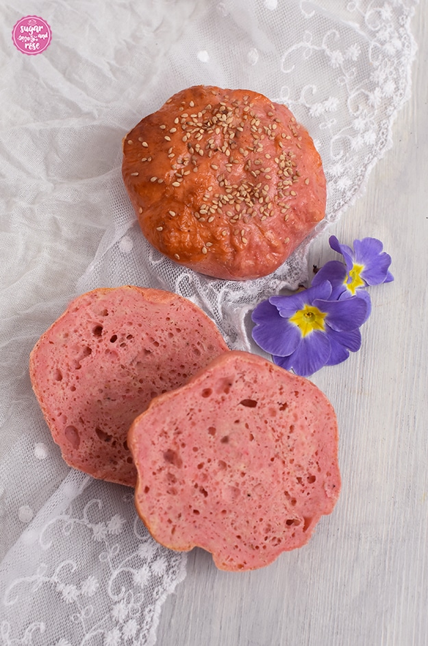 Aufgeschnittenes rosafarbenes Eiweißbrötchen