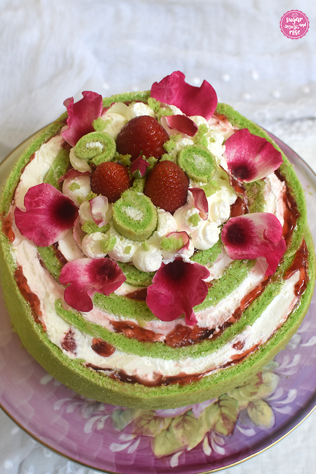 Erdbeer-Wickeltorte mit Rosenblüten - sugar&rose Erdbeer-Wickeltorte mit Rosenblüten - sugar&rose