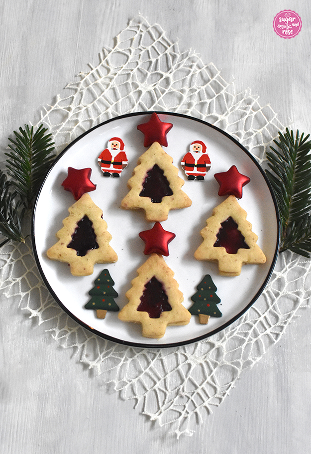 Kekse und Weihnachtsbäckerei: Mürbteigbäumchen mit Schilchergelee