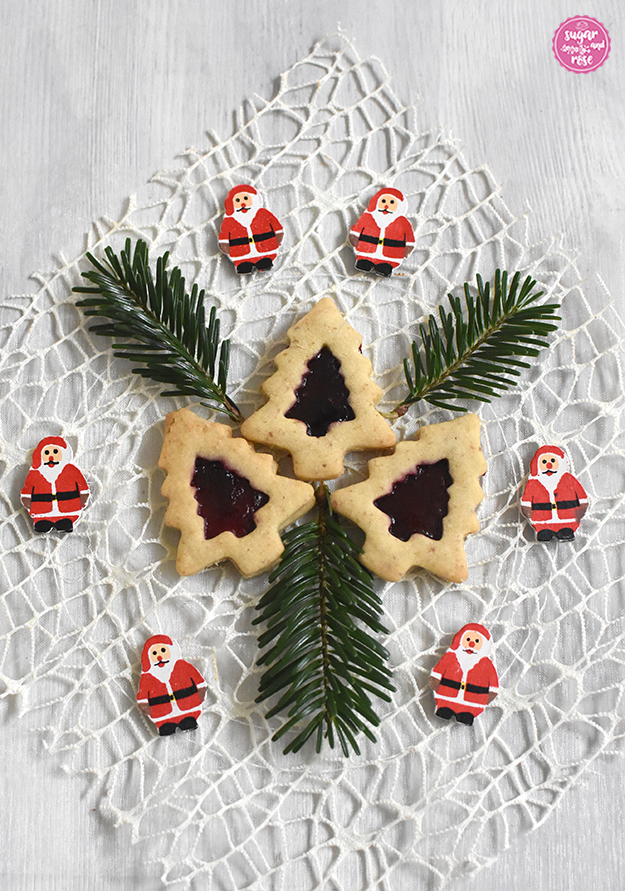 Kekse und Weihnachtsbäckerei: Nussmürbteig-Bäumchen mit Schilchergelee