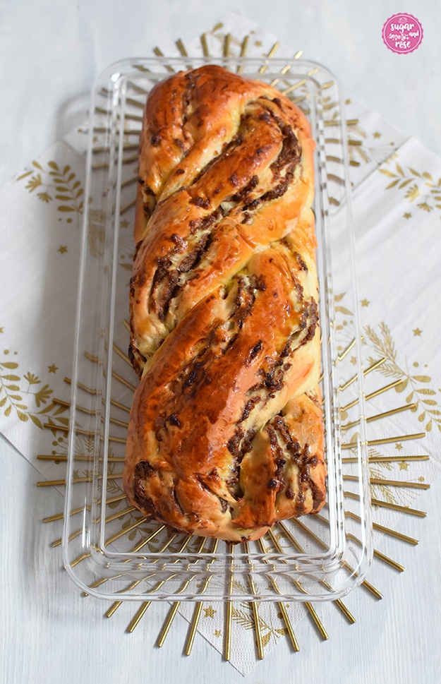 Kletzen-Hefeteigzopf auf länglicher Glasetagere