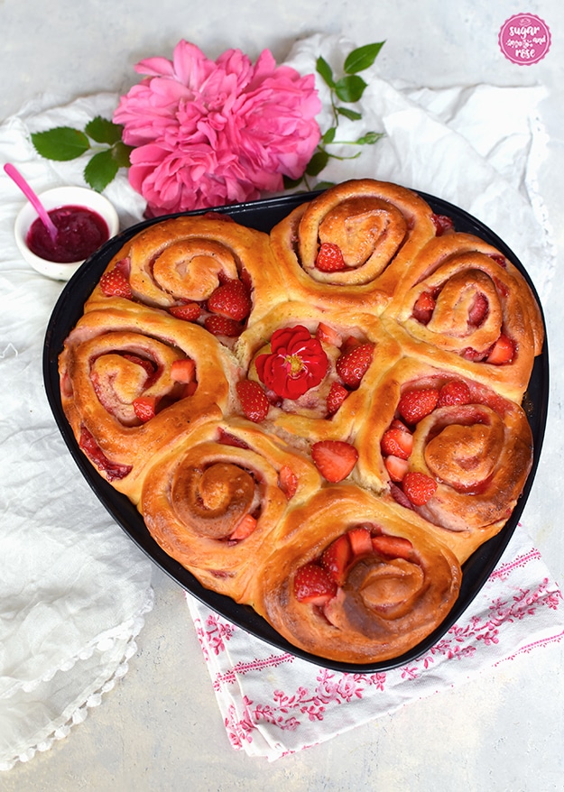 Gebackenes Erdbeerherz in Backform, Oberfläche noch nicht dekoriert mit Frischkäsecreme