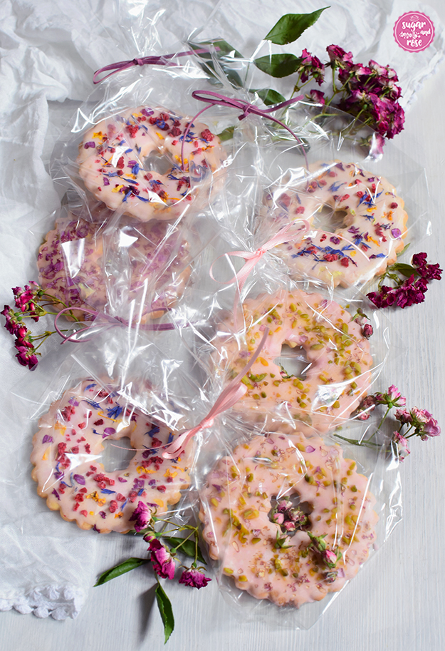 Drei Sorten Rosenkekse einzeln verpackt in durchsichtiges Cellophan, die Säcken zugebunden mit hellrosa und fuchsia Maschen