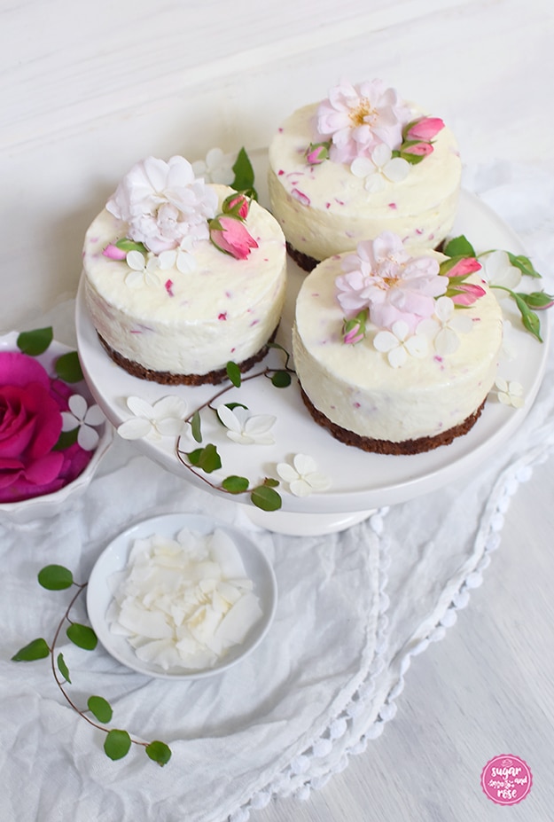 Kleine runde Rosen-Kokos-Cheesecakes