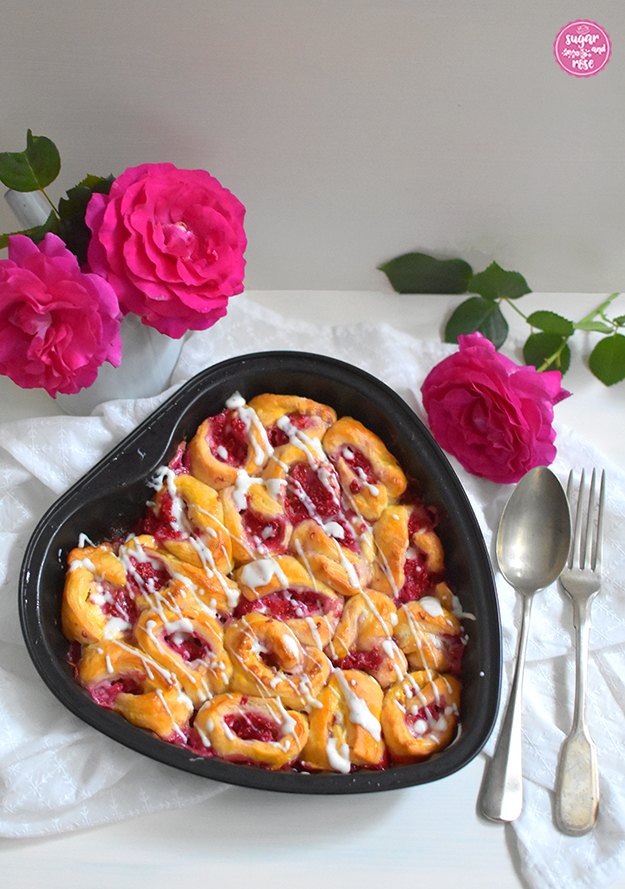 Himbeer-Croissant-Schnecken in herzförmiger Pfanne
