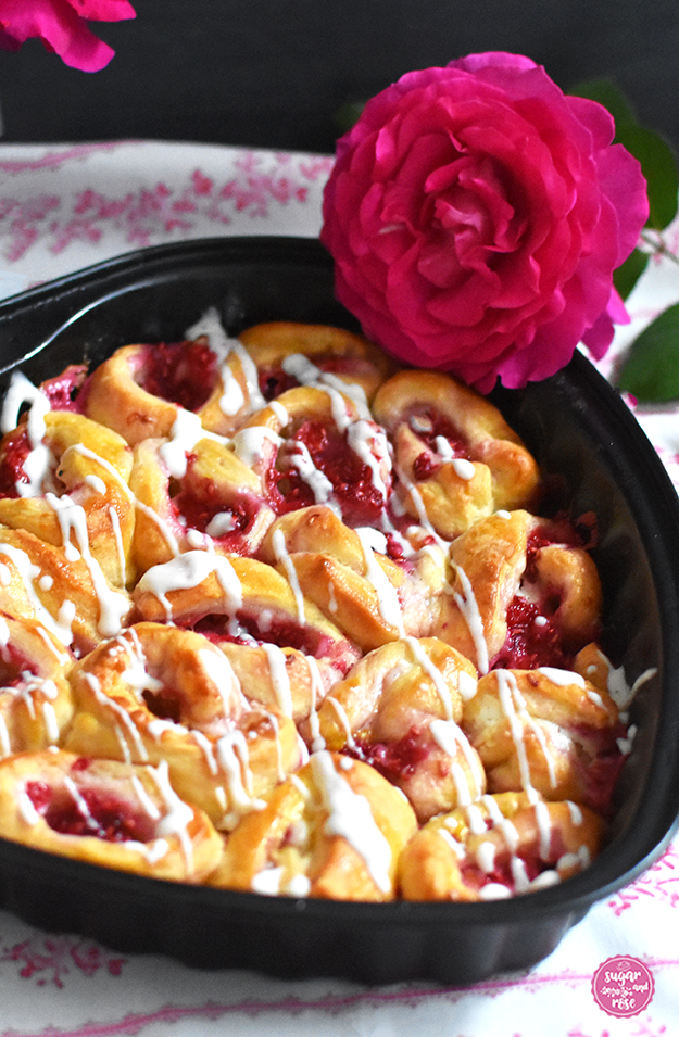 Himbeer-Croissant-Schnecken mit pinker Rosenblüte