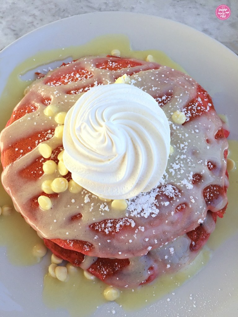 Red Velvet Pancakes mit Baiserhaube