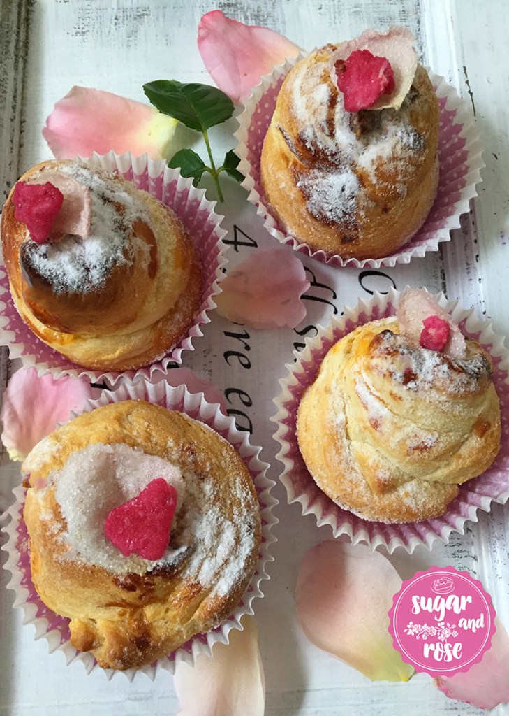 Vier Cruffins in rosa Papiermanschetten