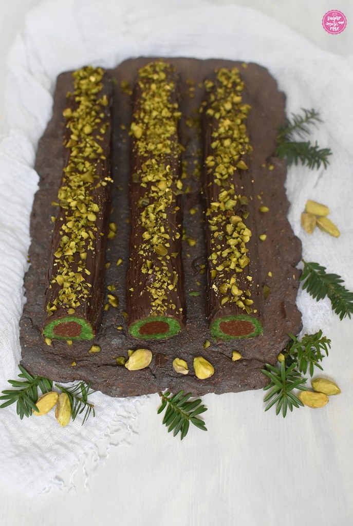 Kekse und Weihnachtsbäckerei: Nougar-Pistazienrolle