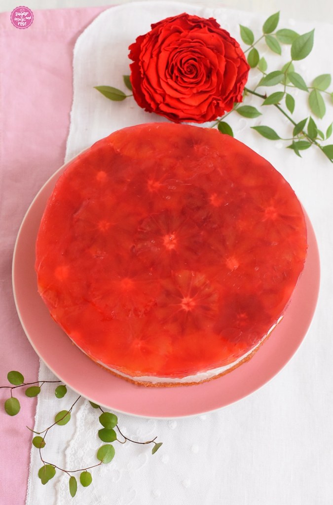 Blutorangen-Topfentorte von oben, gut sichtbar die Blutorangenscheiben unter dem rot-orangen Tortengelee