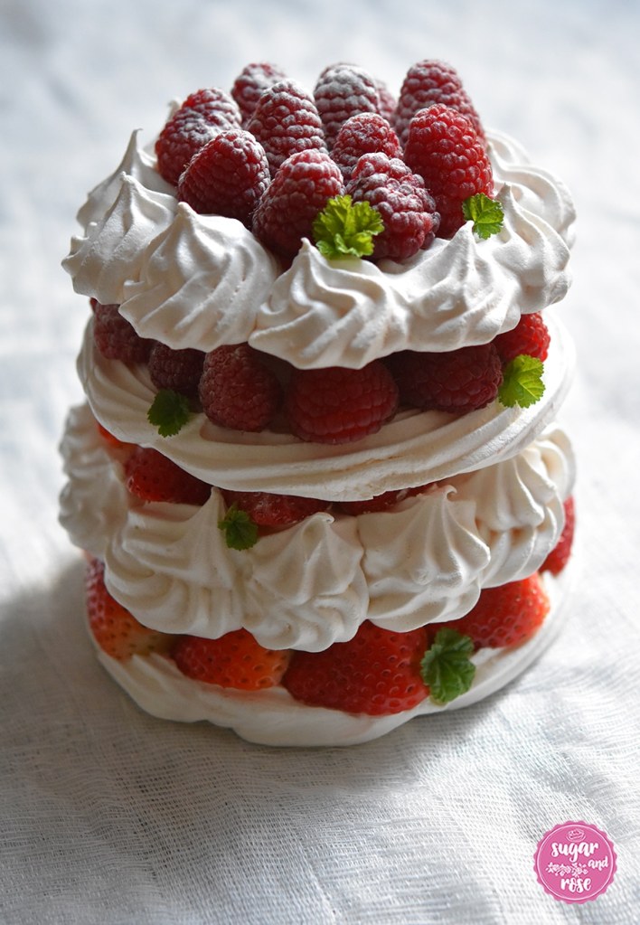 Süßes Backwerk: Baiserböden mit Erdbeeren und Himbeeren aufgeschichtet