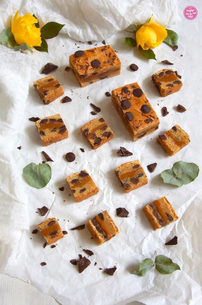 Karamell-Cookies auf Butterpapier, teils in große Riegel geschnitten, teils in kleine Stücke