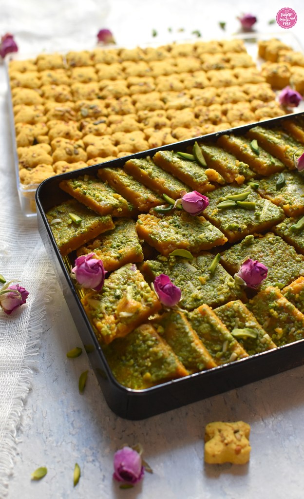 Kichererbsen-Kekse mit einer dicken Schicht grünen Pistazien mit Rosenwasser, dekoriert mit getrockneten Rosenblüten