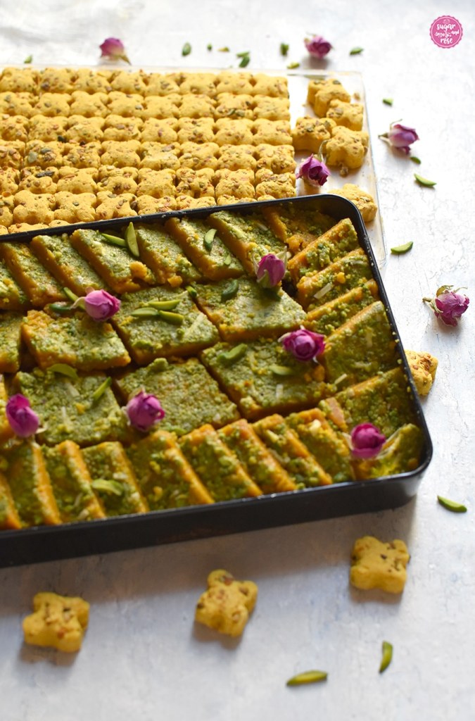 Kichererbsen-Kekse mit und ohne Pistazien, dekoriert mit getrockneten Rosenblüten